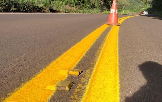 Empresa realiza pintura da SC-386, entre Iporã do Oeste e Mondaí