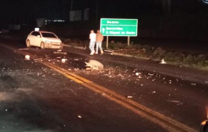 Colisão frontal entre dois carros deixa um ferido na BR-282, em Pinhalzinho