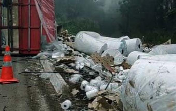 Ciclista morre esmagada por caminhão de Guarujá do Sul na BR-153