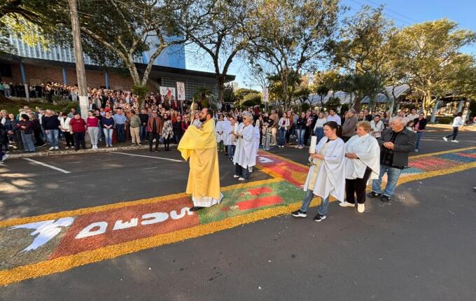 Celebração de Corpus Christi reúne centenas de fiéis em São Miguel do Oeste