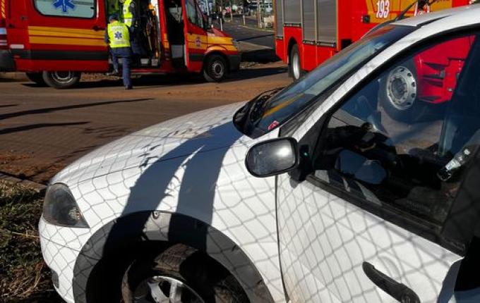 Colisão entre carro e carreta deixa mulher ferida na Avenida Willy Barth