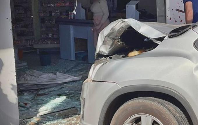 VÍDEO: Veículo invade calçada e se choca contra estabelecimento em São Miguel do Oeste