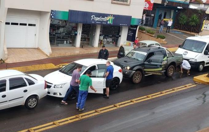 Quatro veículos se envolvem em engavetamento no centro de Iporã do Oeste