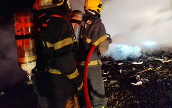 Incêndio destrói residência no interior de Riqueza