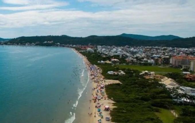 SC tem 76% das praias do litoral próprias para banho, segundo relatório