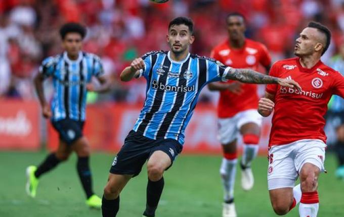 Em jogo polêmico, Inter vira no final e vence Grenal no Beira-Rio