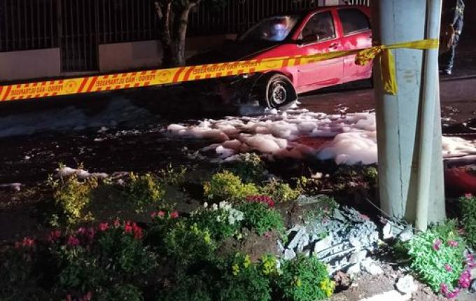 Motorista alcoolizado colide veículo em poste e deixa parte da cidade sem energia