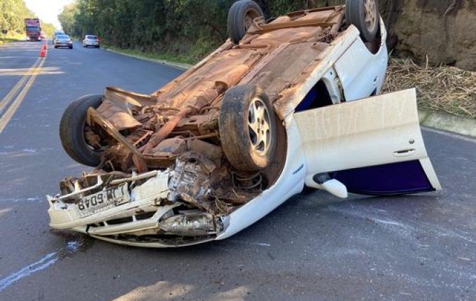 Mulher fica ferida após capotamento na BR-282, em São Miguel do Oeste