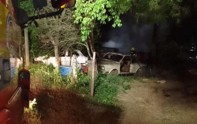 Incêndio destrói casa e três veículos no interior de Descanso