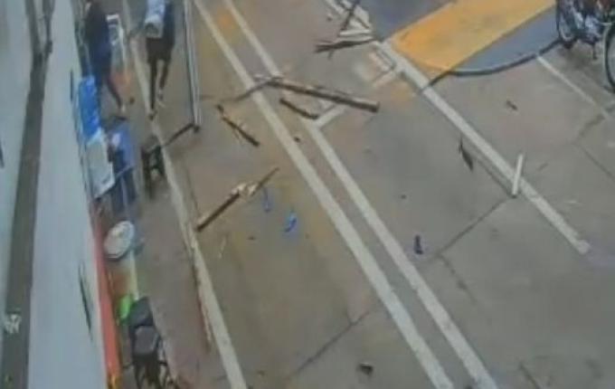 Vídeo mostra momento em que temporal arranca telhado de pavilhão em SMOeste