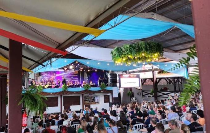 Almoço típico, shows e apresentações culturais marcam o domingo da 45ª Oktoberfest