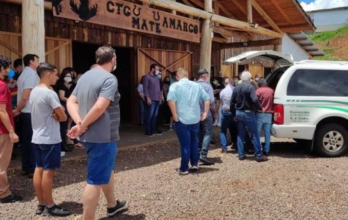 VÍDEO: família e amigos prestam últimas homenagens a Plínio de Castro