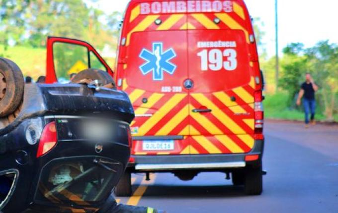 Colisão na SC-496 deixa dois veículos capotados e uma mulher ferida