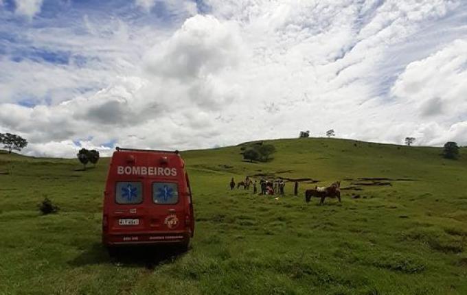 Adolescente sofre ferimentos após cair de cavalo