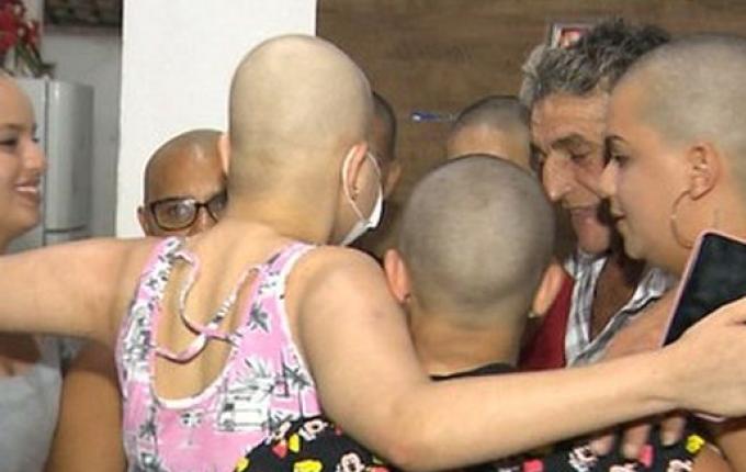 Família raspa cabelo em apoio a jovem com leucemia