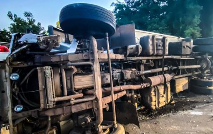 Motorista perde controle da direção e tomba caminhão na BR-282; vídeo