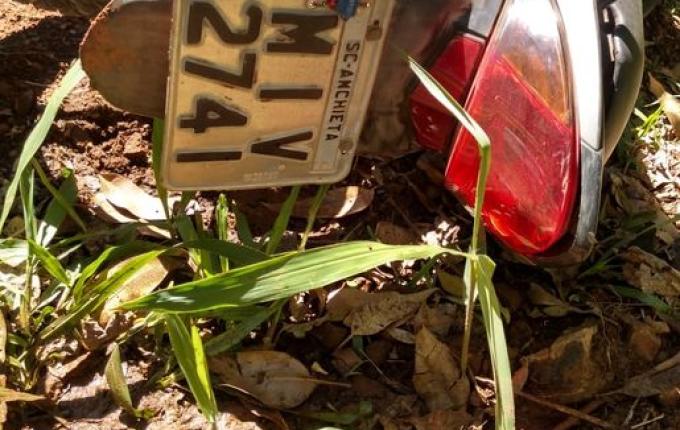 Colisão entre camionete e moto deixa caroneira ferida