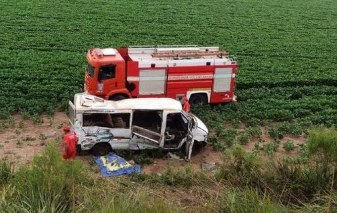 Acidente com microônibus deixa um morto e oito feridos no RS