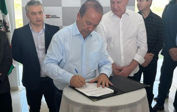 Governador de SC assina convênio de revitalização do aeroporto Hélio Wasun