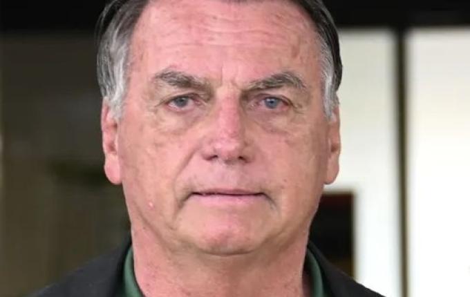 Bolsonaro tem alteração na função renal e segue internado, diz boletim