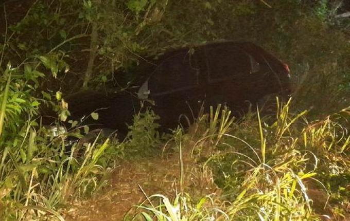 Carro com duas pessoas sai da pista e cai em meio a vegetação na SC-305