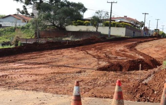 Rua Primeiro de Maio começa receber pavimentação em Campo Erê