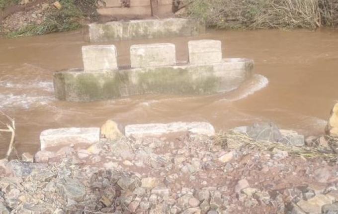 Enchente leva ponte no interior de Tunápolis