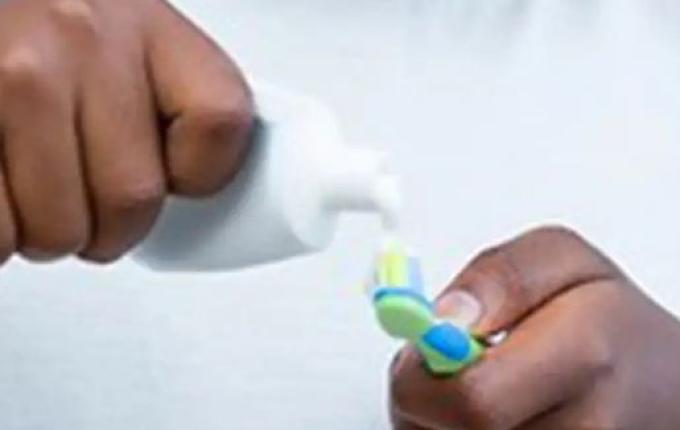Anvisa suspende creme dental da Colgate após relatos de reações