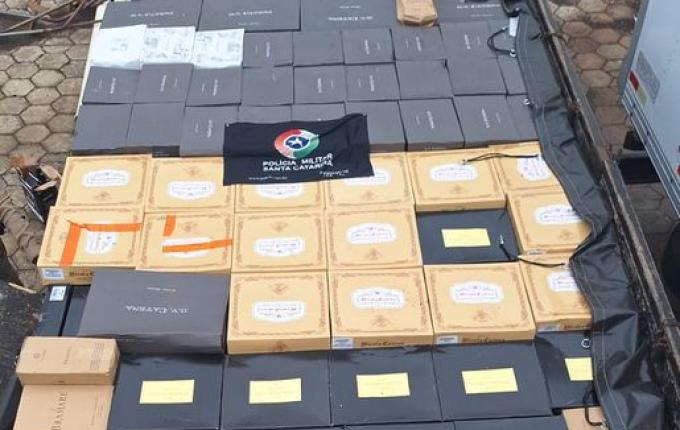 Caminhão com quase 3 mil garrafas de vinho contrabandeado é apreendido em Dionísio Cerqueira