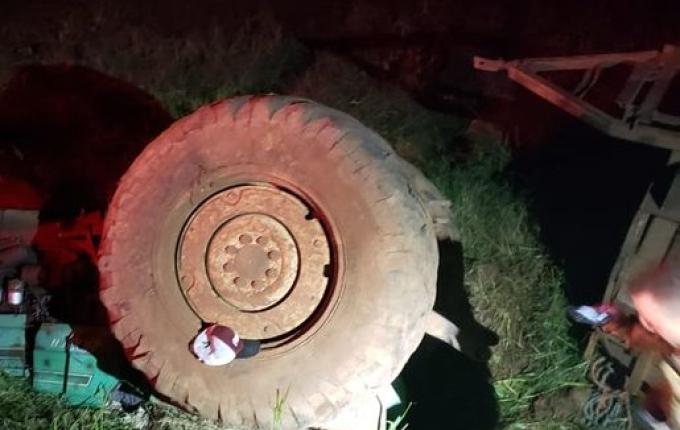 Homem morre em tombamento de trator no interior de Mondaí
