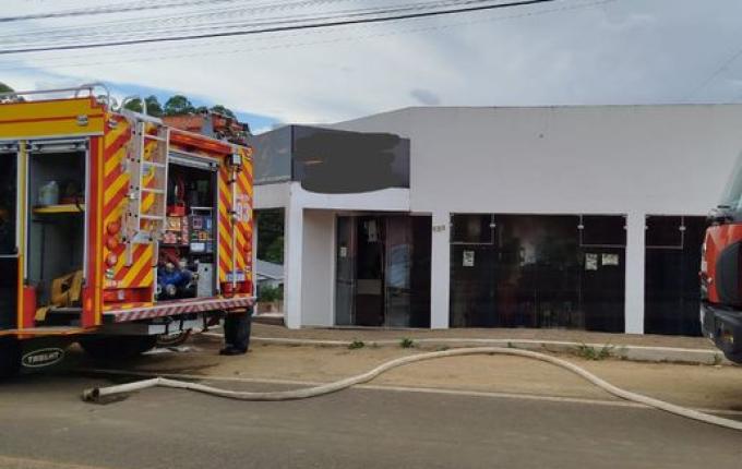 Bombeiros controlam incêndio em loja no centro de Tigrinhos
