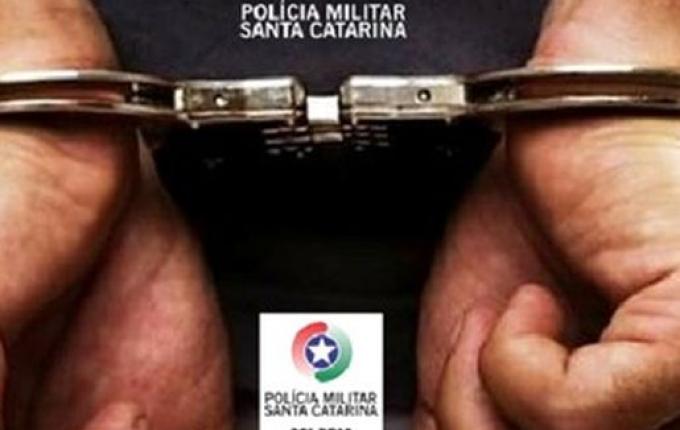 Homem com mandado de prisão ativo por descumprimento de medida protetiva é detido