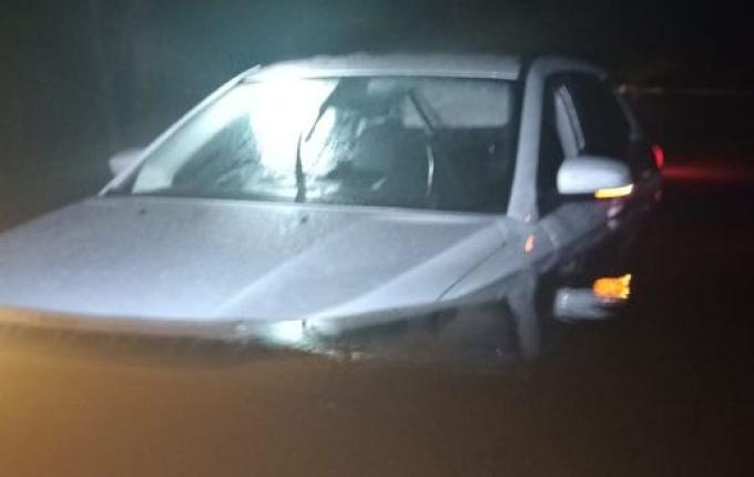 Carro fica parcialmente submerso em ponte alagada no interior de Mondaí