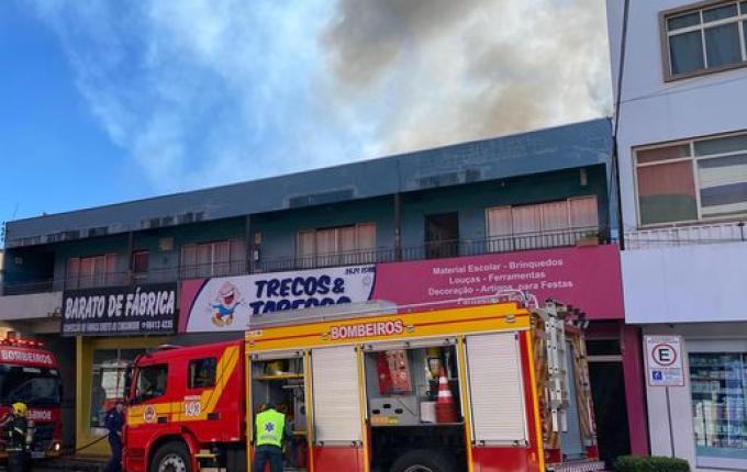 Incêndio de grandes proporções é controlado no centro de SMOeste