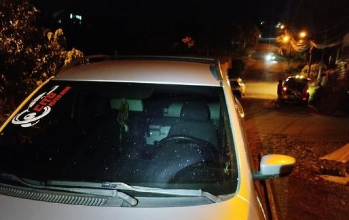 Homem joga carro contra viatura, foge da PM e acaba preso em Dionísio Cerqueira