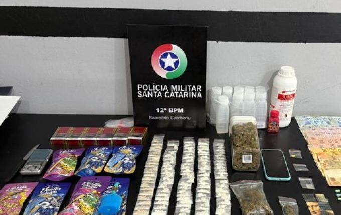Polícia fecha loja de açaí usada como ponto de drogas e prende dois suspeitos em SC
