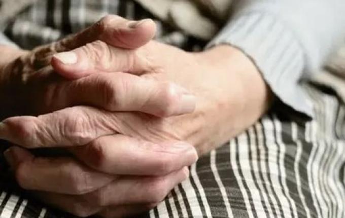 Idosa recorre à justiça para expulsar filhos de 40 e 42 anos de casa