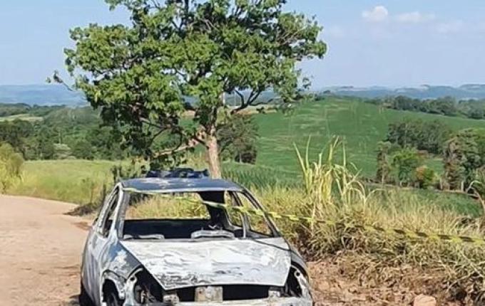 Veículo é totalmente destruído por incêndio no interior de Mondaí