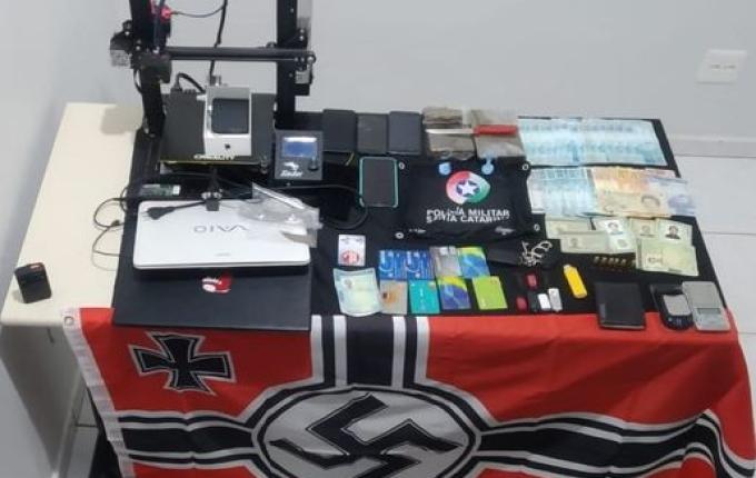 Bandeira símbolo do nazismo é encontrada em residência de SMO