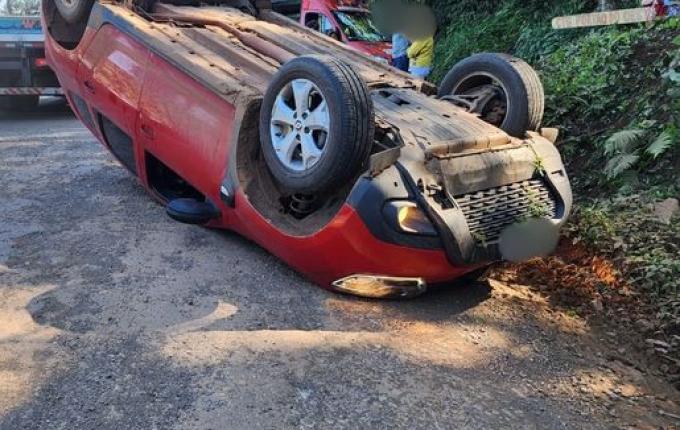 Homem sai ileso de capotamento em Itapiranga