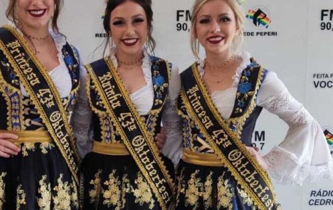 Soberanas da 43ª Oktoberfest visitam a Rádio Cedro