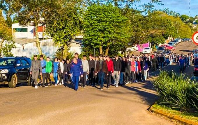 Quase 500 alunos da escola cívico-militar vão participar do desfile de Sete de Setembro