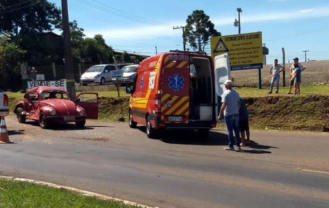 Colisão lateral deixa casal ferido na BR-163