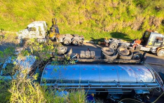 Caminhão carregado de leite tomba no trevo de acesso a Barra Bonita