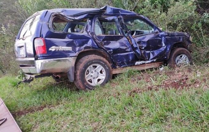 Saída de pista deixa dois feridos na PR-180