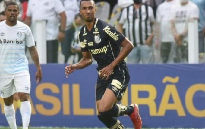 Grêmio perde para o Santos e volta para a vice-lanterna do Brasileirão