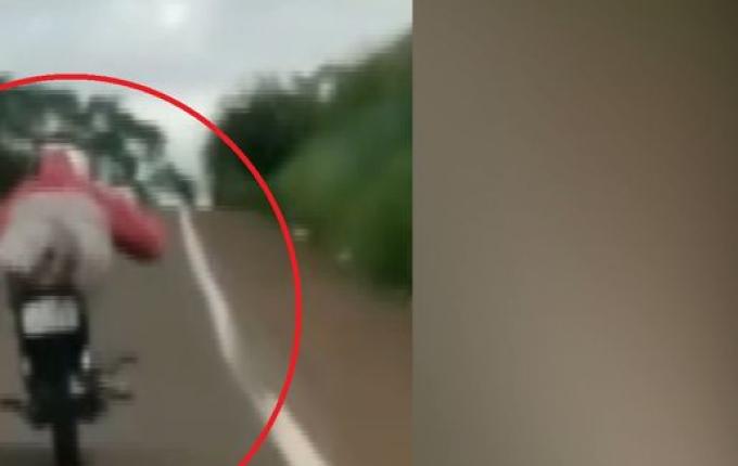 Motociclista pilota na posição 'superman' e quase se envolve em acidente em Descanso