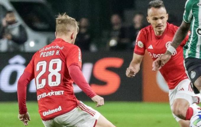 Inter passa trabalho em jogo fraco, mas vence o Coritiba fora de casa; vídeo