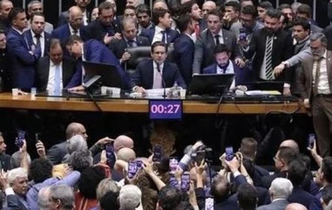 Presidente Hugo Motta supera bloqueio de bolsonaristas e abre sessão na Câmara