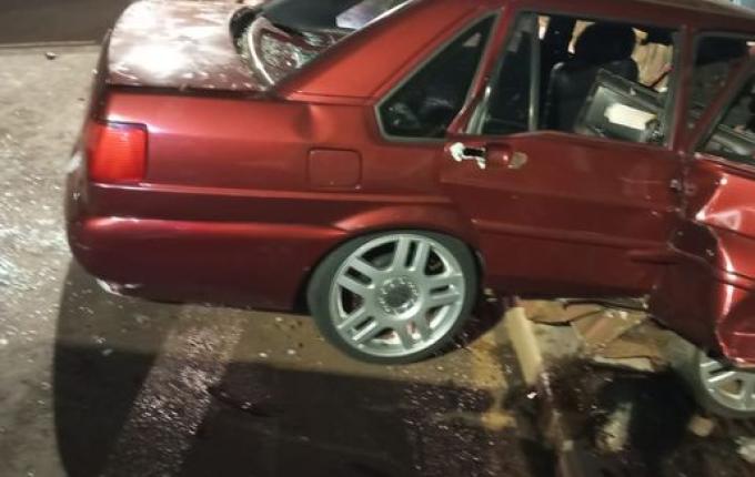 Jovem morre em colisão de carro em muro em Pinhalzinho